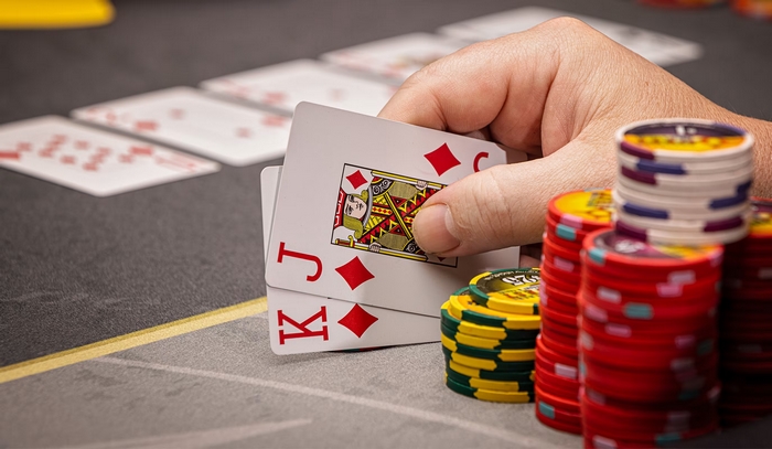 Cách chơi poker DAGA là sử dụng bộ bài với 52 lá, mỗi ván trải qua 4 vòng cược chính