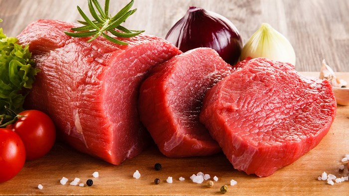 Thịt bò là một trong những loại thức ăn cho gà đá Thomo giàu đạm và nhiều axit amin thiết yếu