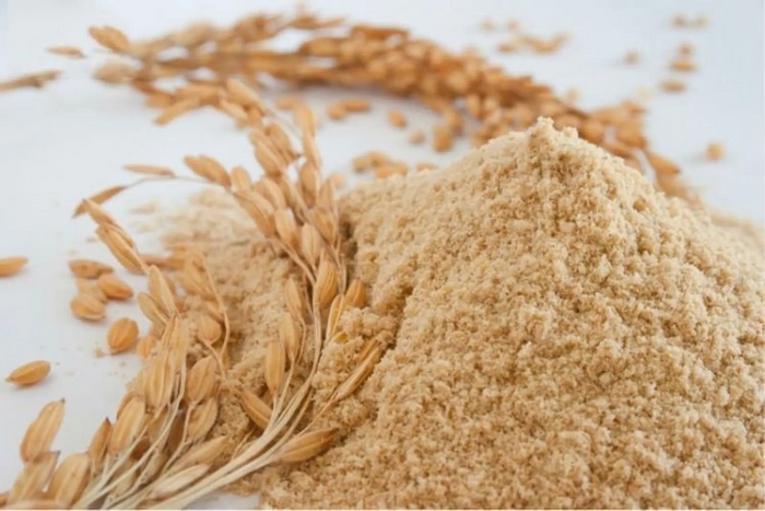 Cám gạo, lúa là hai thức ăn cho gà đá Thomo thiết yếu, cung cấp chất xơ và protein, tinh bột tốt